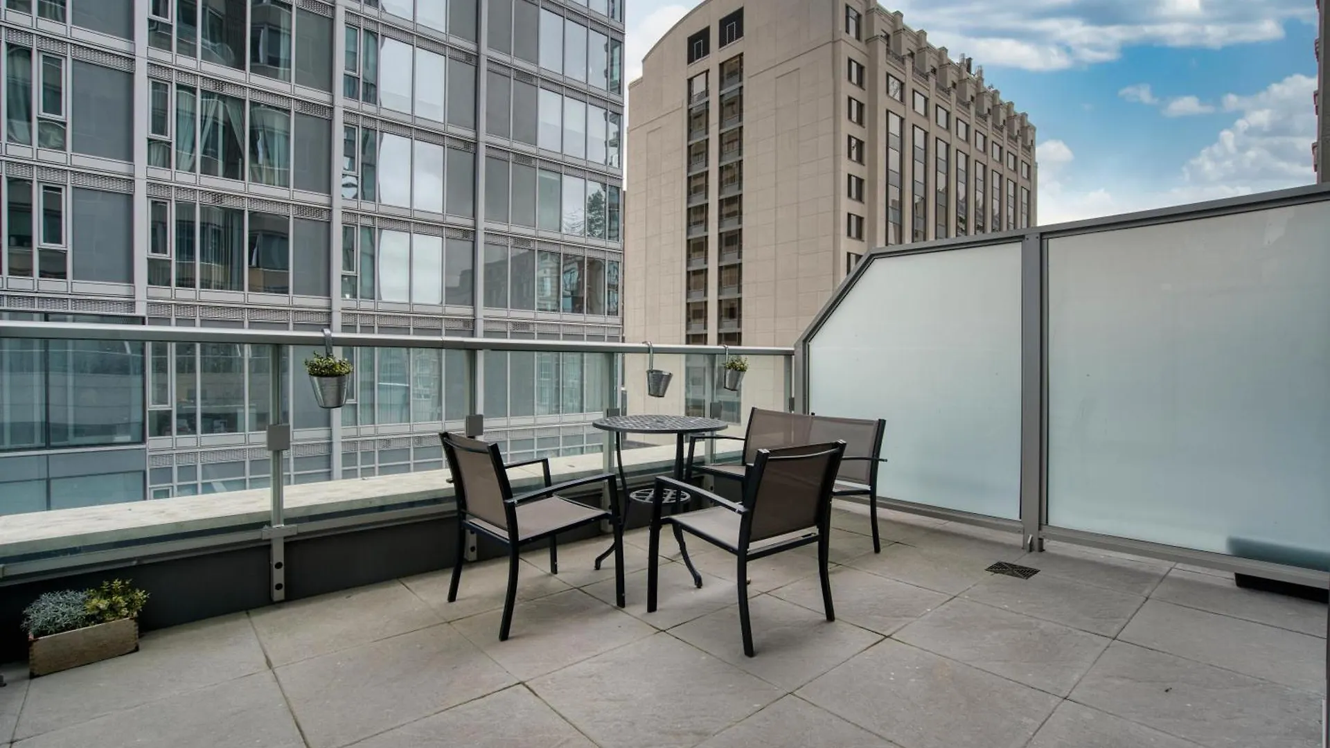 Apartment Modern 1 Bedroom Sleeps 3 Yorkville Stk Toronto Canada